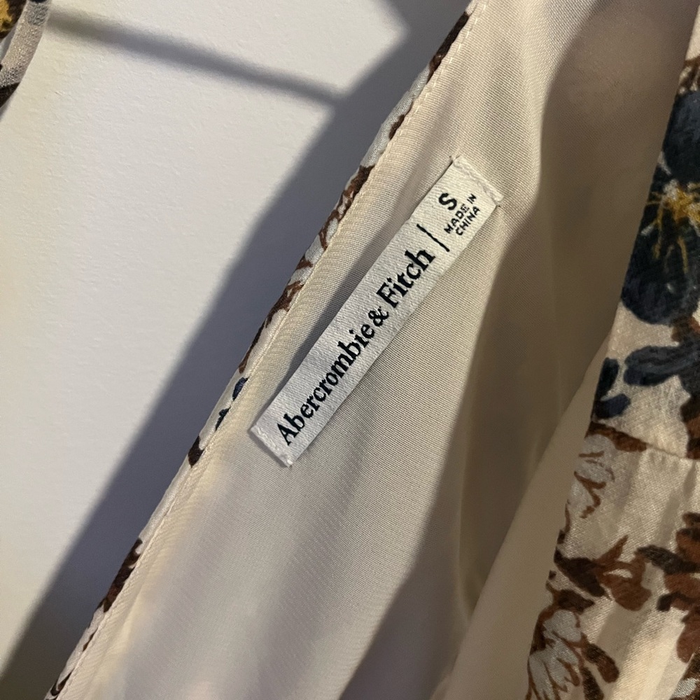 Abercrombie & Fitch Floral V-Neck Sleeveless Maxi Dress in Cream, Brown and Blue - Picture 4 of 4